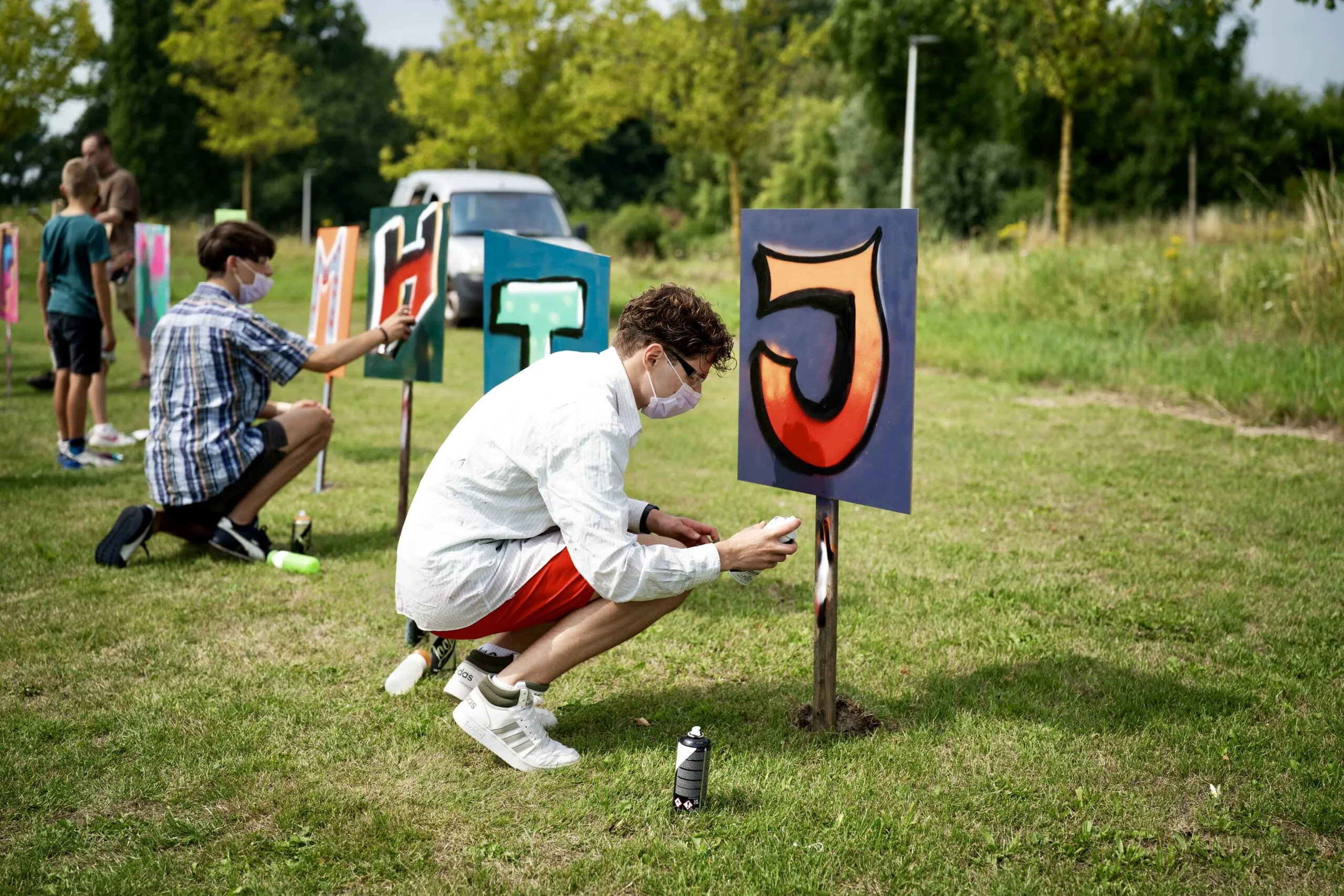 Jongeren die meedoen met een activiteit grafity spuiten