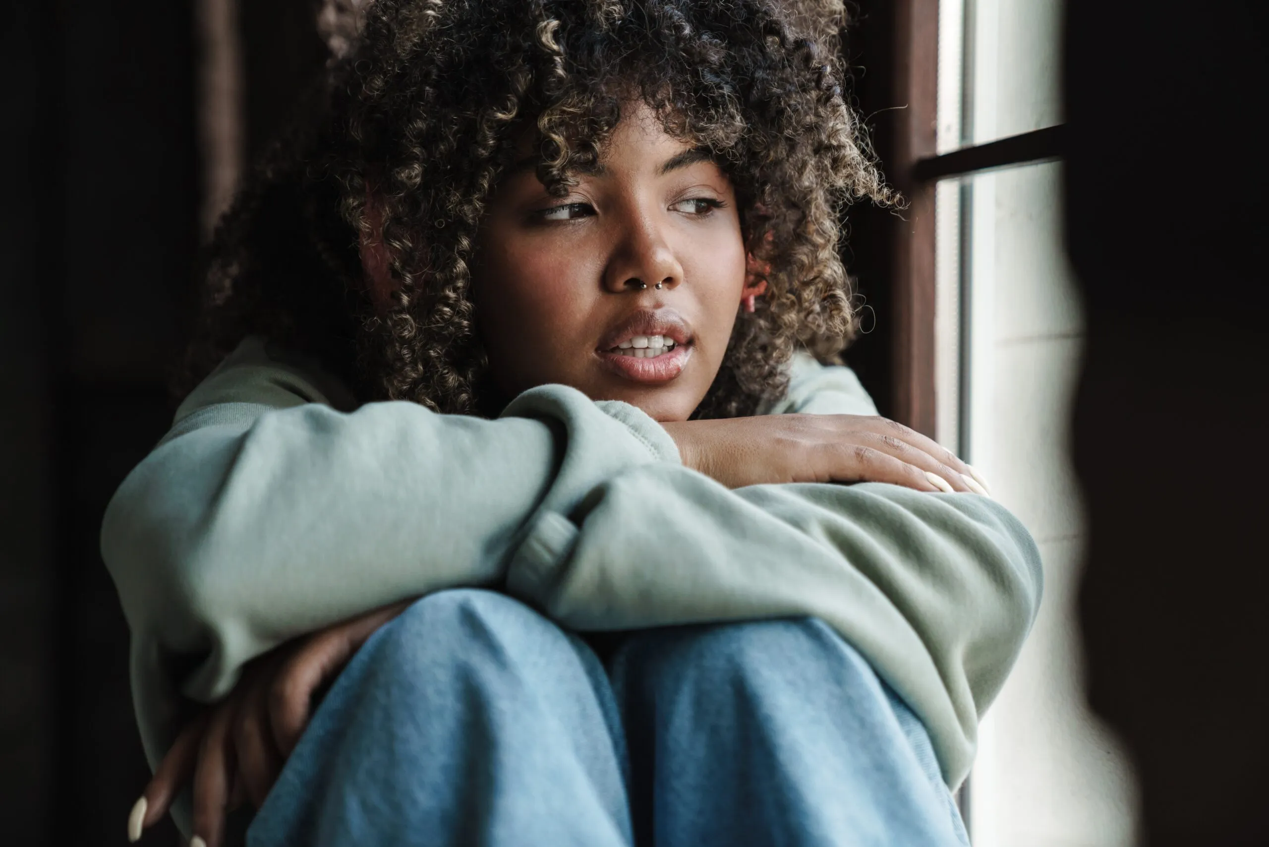 Meid die naar buiten kijkt en nadenkt