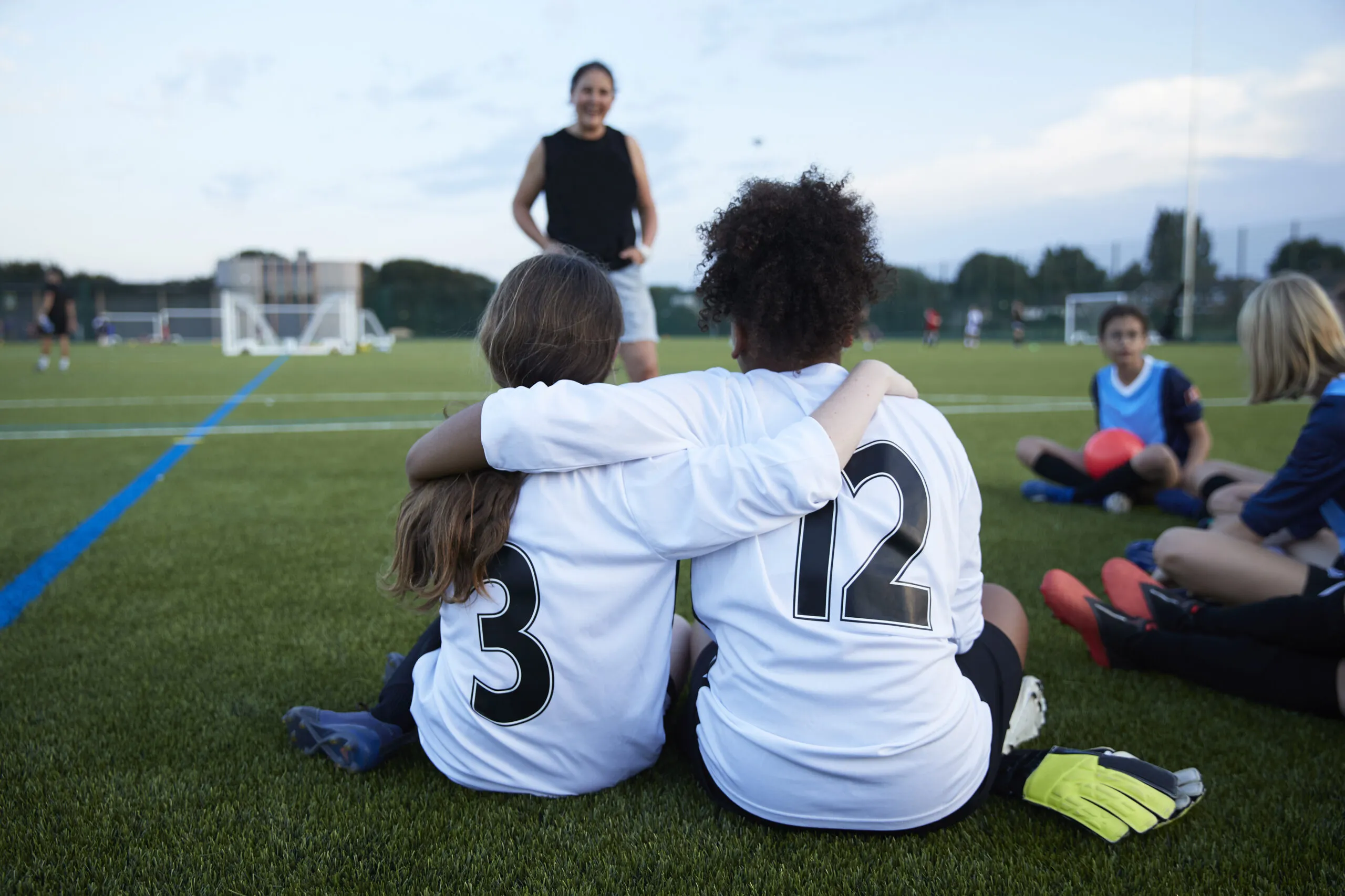 Jeugd op het voetbalveld krijgt uitleg van een coach