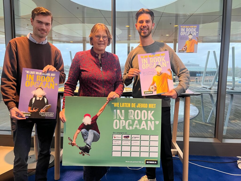Aftrap 'Niet in Rook', op het gemeentehuis. Links: Simon Toering (beleidsadviseur Jeugd), in het midden Tina Cnossen (Wethouder) en rechts Justin van Dijk  (Projectmanager bij Young Talents)